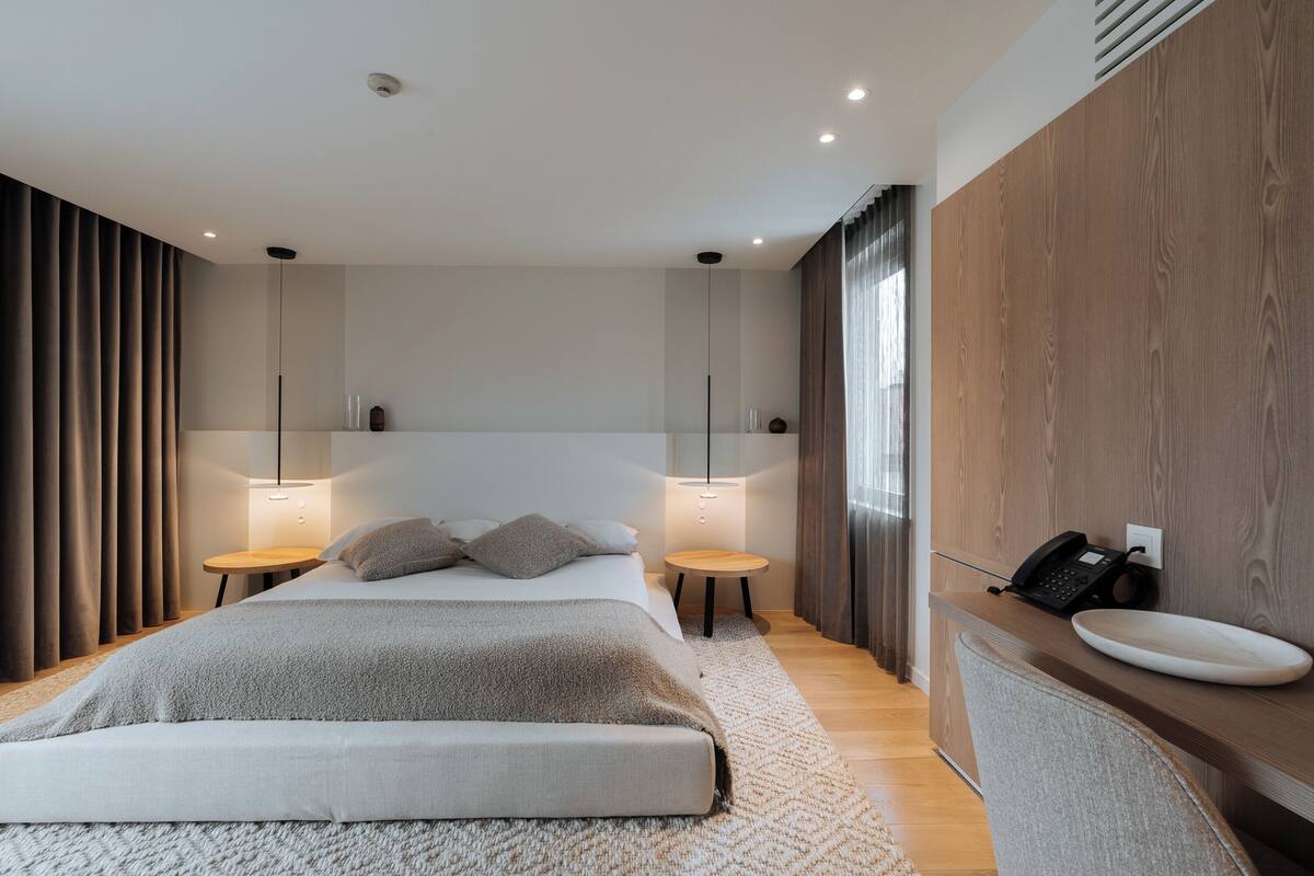 Deluxe Suite, Patio | 1 bedroom, minibar, in-room safe, desk