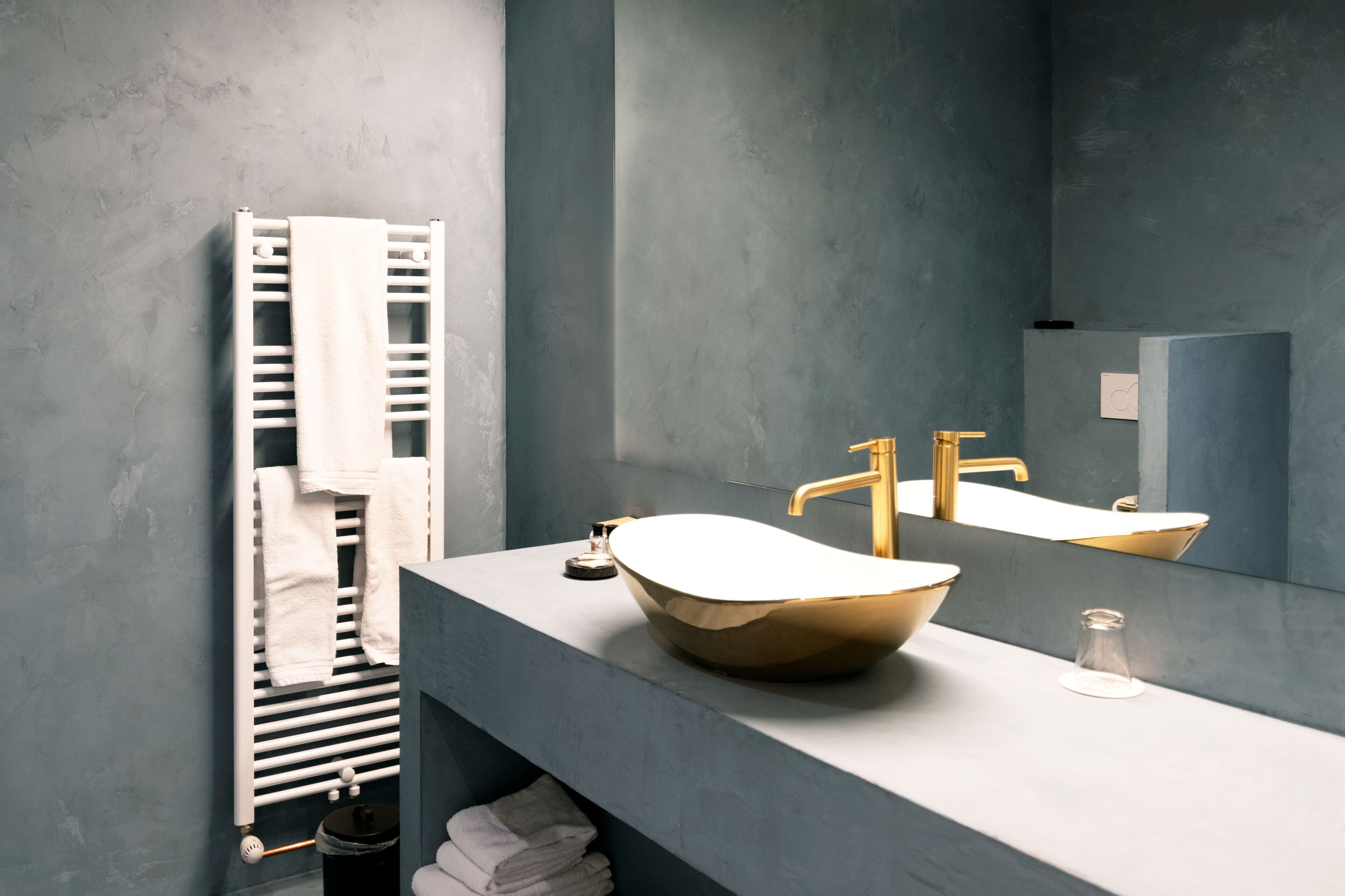 standard double room | bathroom | combined shower/bathtub, free toiletries, hair dryer, bathrobes