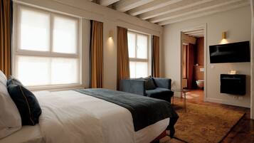 高級雙人房 | 迷你吧、房內夾萬、書桌、遮光窗簾/窗簾