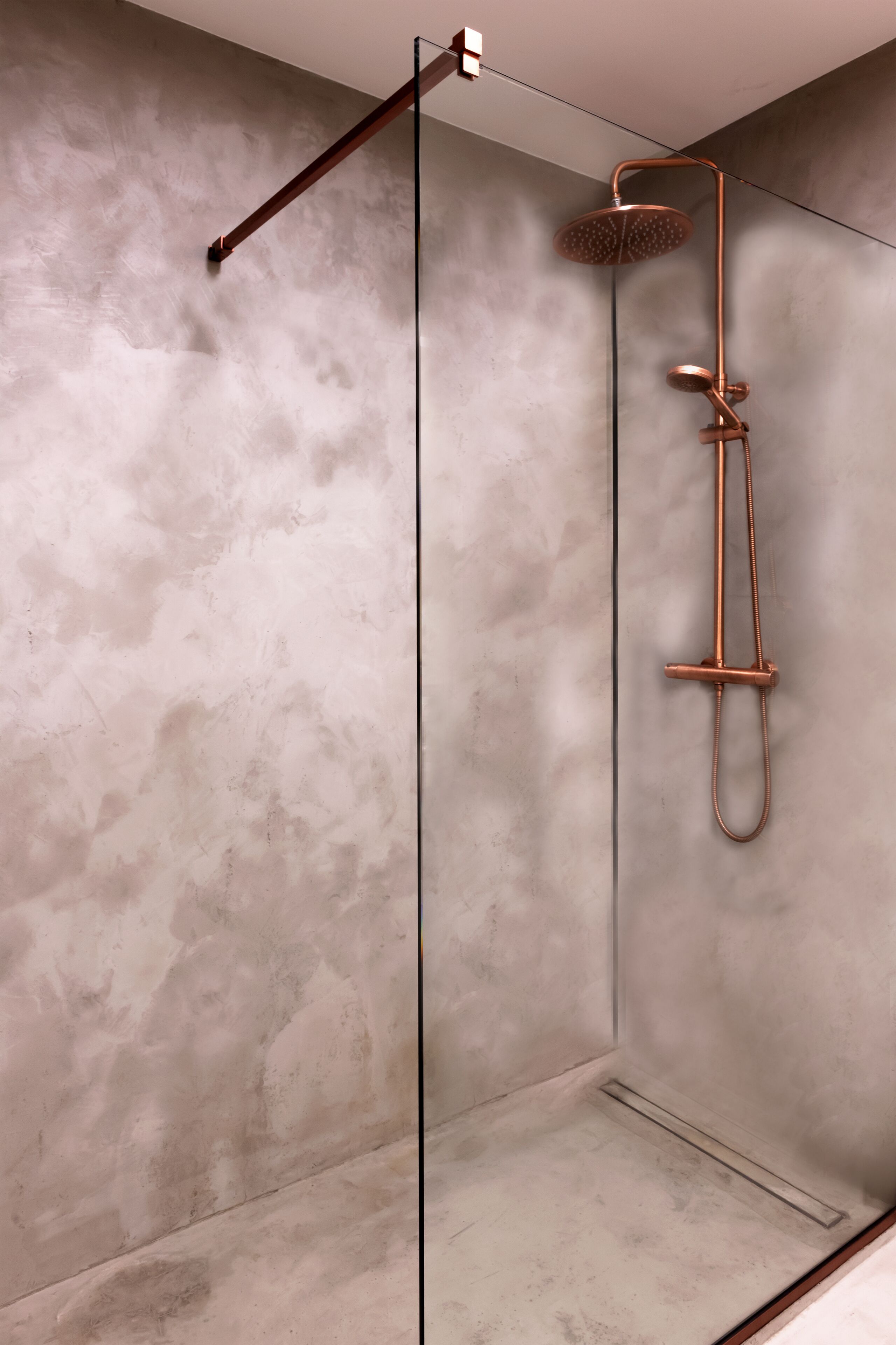 standard double room | bathroom | combined shower/bathtub, free toiletries, hair dryer, bathrobes