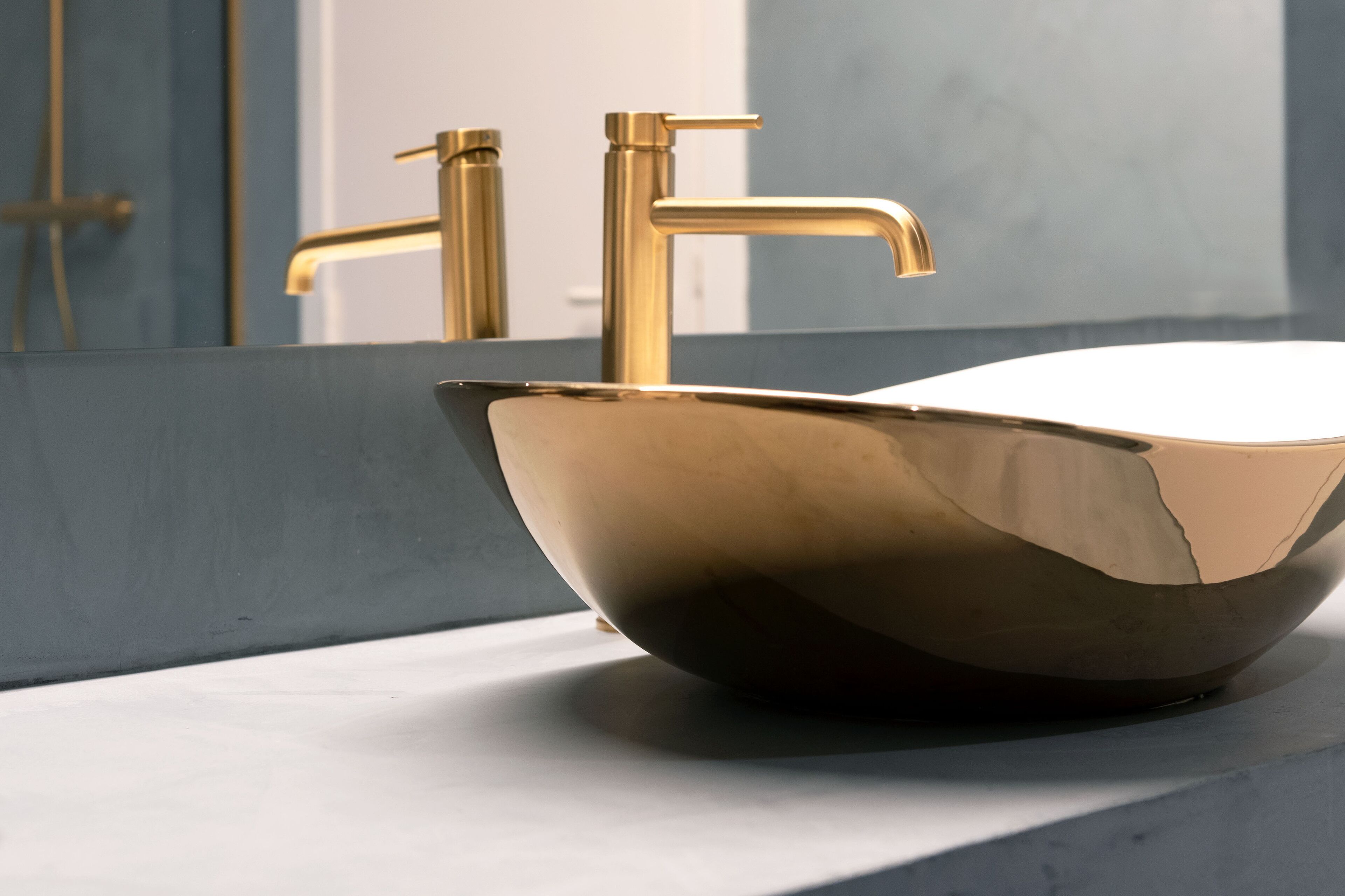 standard double room | bathroom | combined shower/bathtub, free toiletries, hair dryer, bathrobes