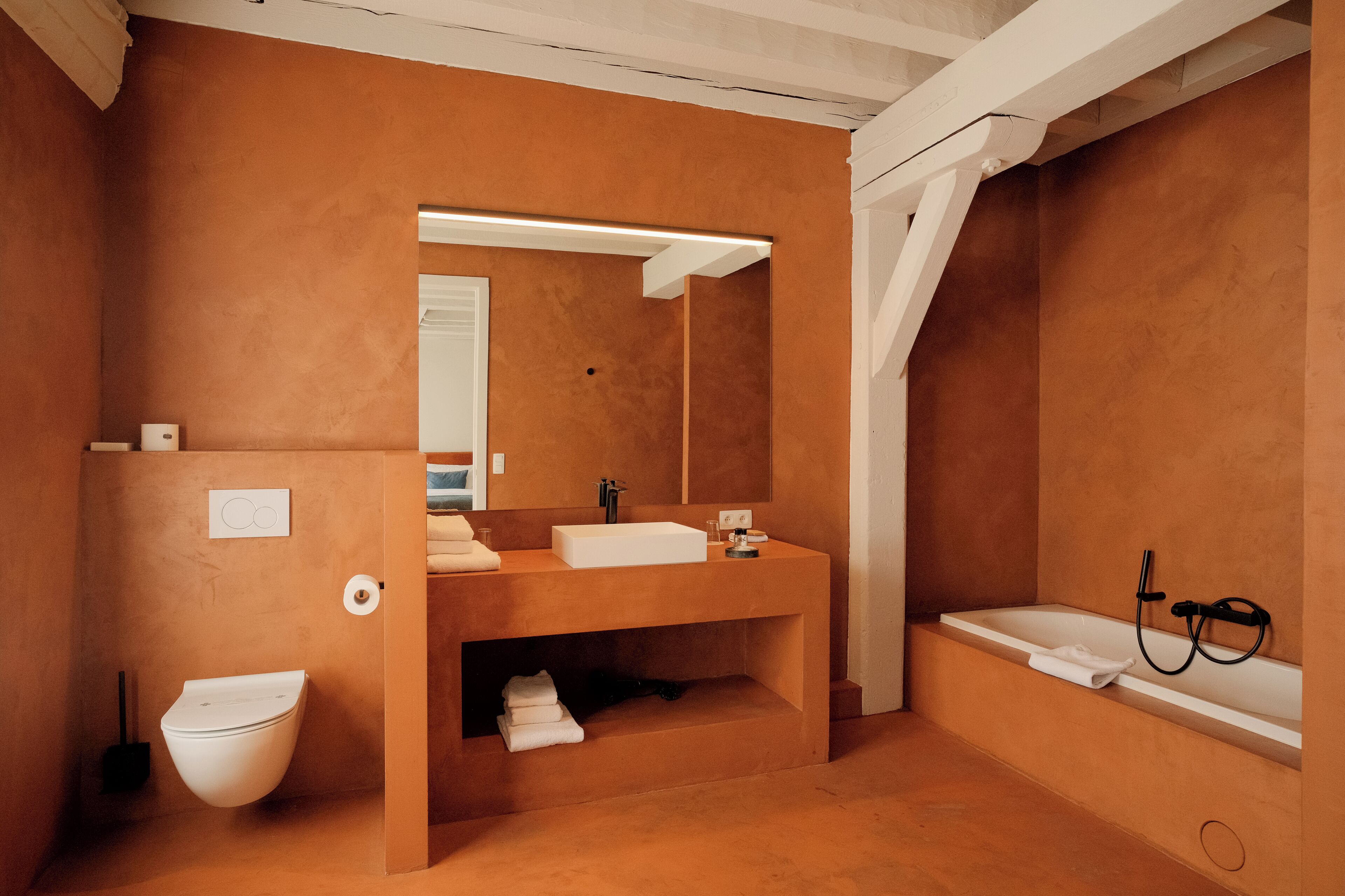 superior double room | bathroom | combined shower/bathtub, free toiletries, hair dryer, bathrobes