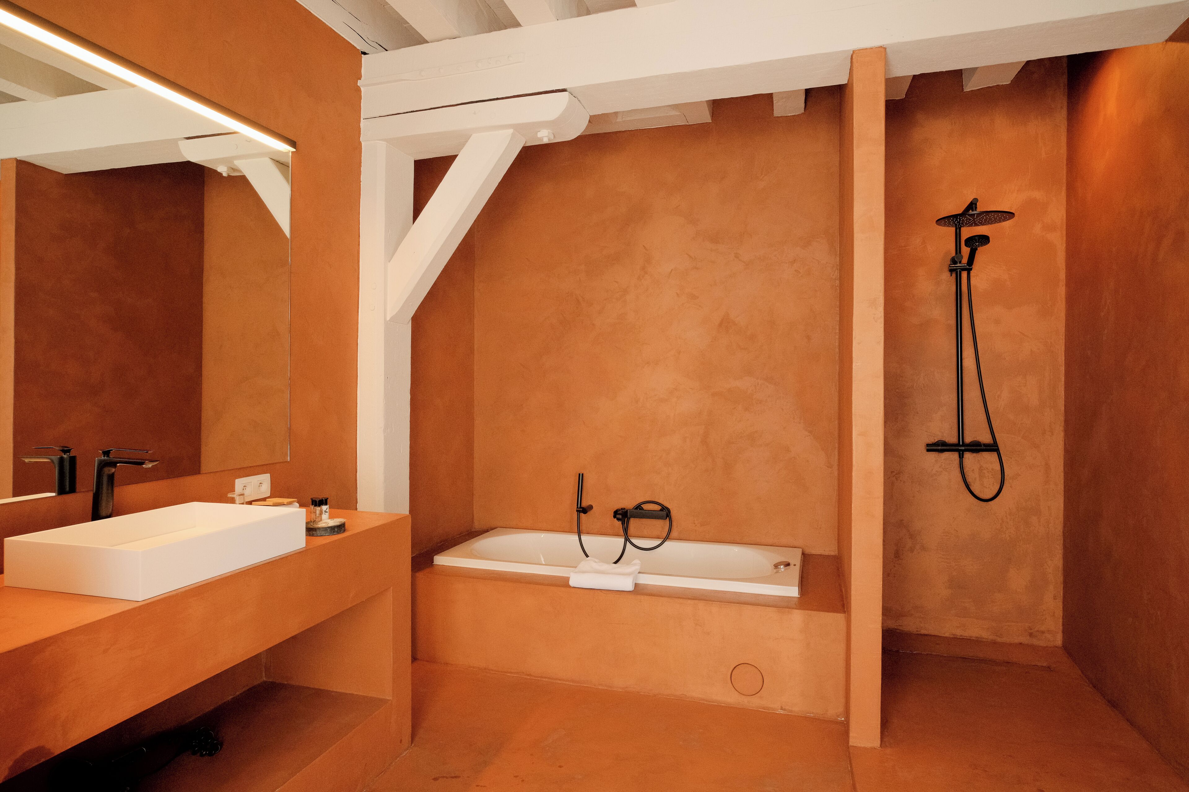 superior double room | bathroom | combined shower/bathtub, free toiletries, hair dryer, bathrobes