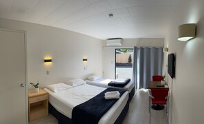 Estudio | Tabla de planchar con plancha, wifi, ropa de cama