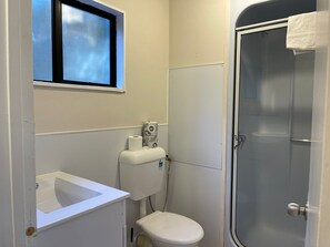 Studio | Badkamer | Een haardroger, handdoeken