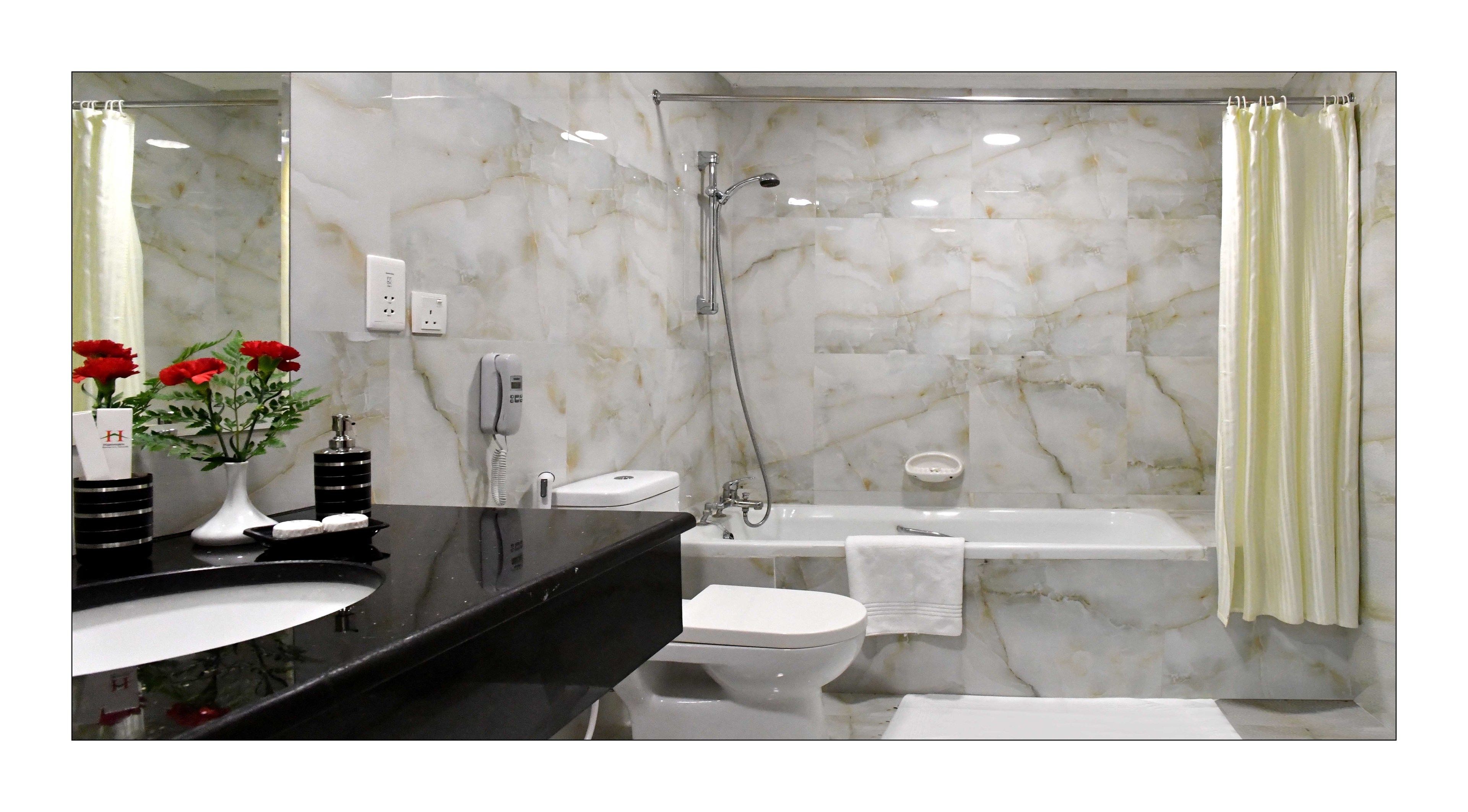 Secador de pelo, bidet, toallas