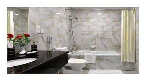 Habitación individual estándar, tina, junto a la alberca | Baño | Secadora de cabello, bidet, toallas 
