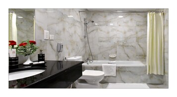 Secador de pelo, bidet, toallas