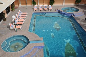 Una piscina al aire libre (de 07:00 a 18:30), sombrillas