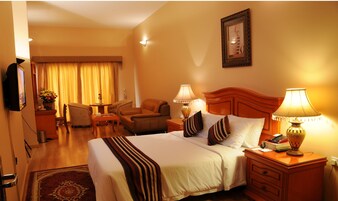 Executive-Suite, 2 Schlafzimmer, Poolzugang, Stadtblick | Bettwäsche aus ägyptischer Baumwolle, Allergikerbettwaren