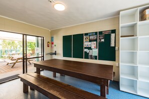 Großer Kühlschrank, Mikrowelle, Ofen, Herdplatte