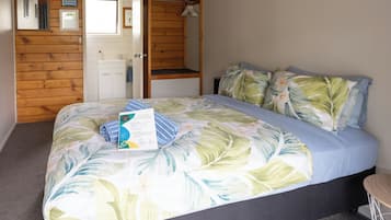 Room, 1 Queen Bed, Ensuite | Individually decorated, individually furnished, iron/ironing board