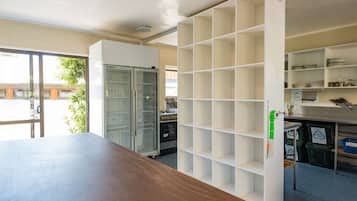 Full-sized fridge, microwave, oven, stovetop