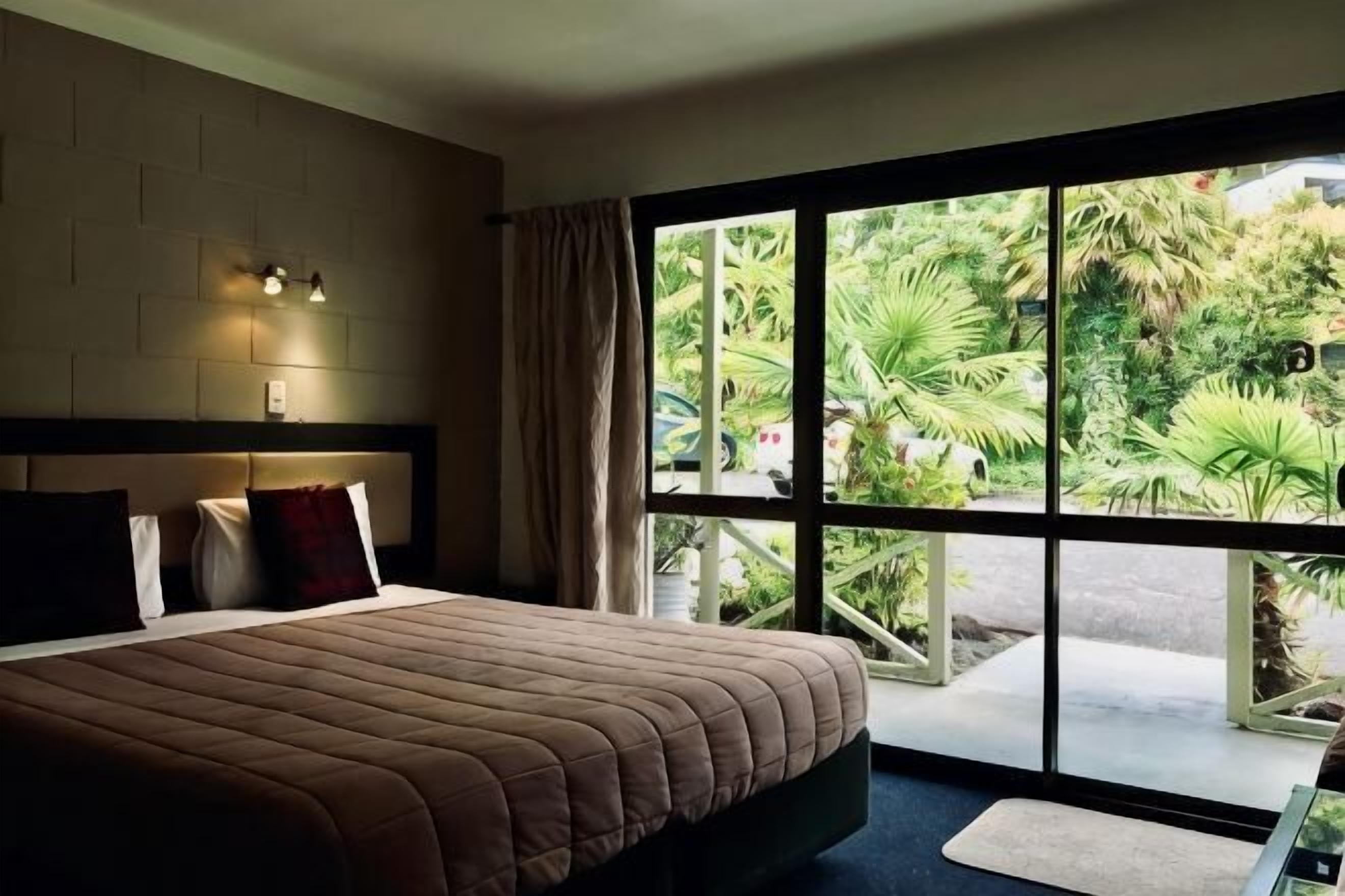 8 bedrooms, Egyptian cotton sheets, premium bedding, Select Comfort beds