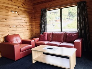 Comfort appartement, 2 slaapkamers, uitzicht op tuin, tuin | Woonkamer | Een 32-inch televisie met digitale zenders