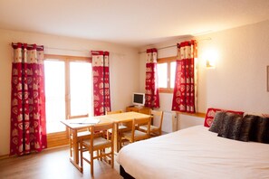 Cortinas blackout, tabla de planchar con plancha y cunas gratuitas 