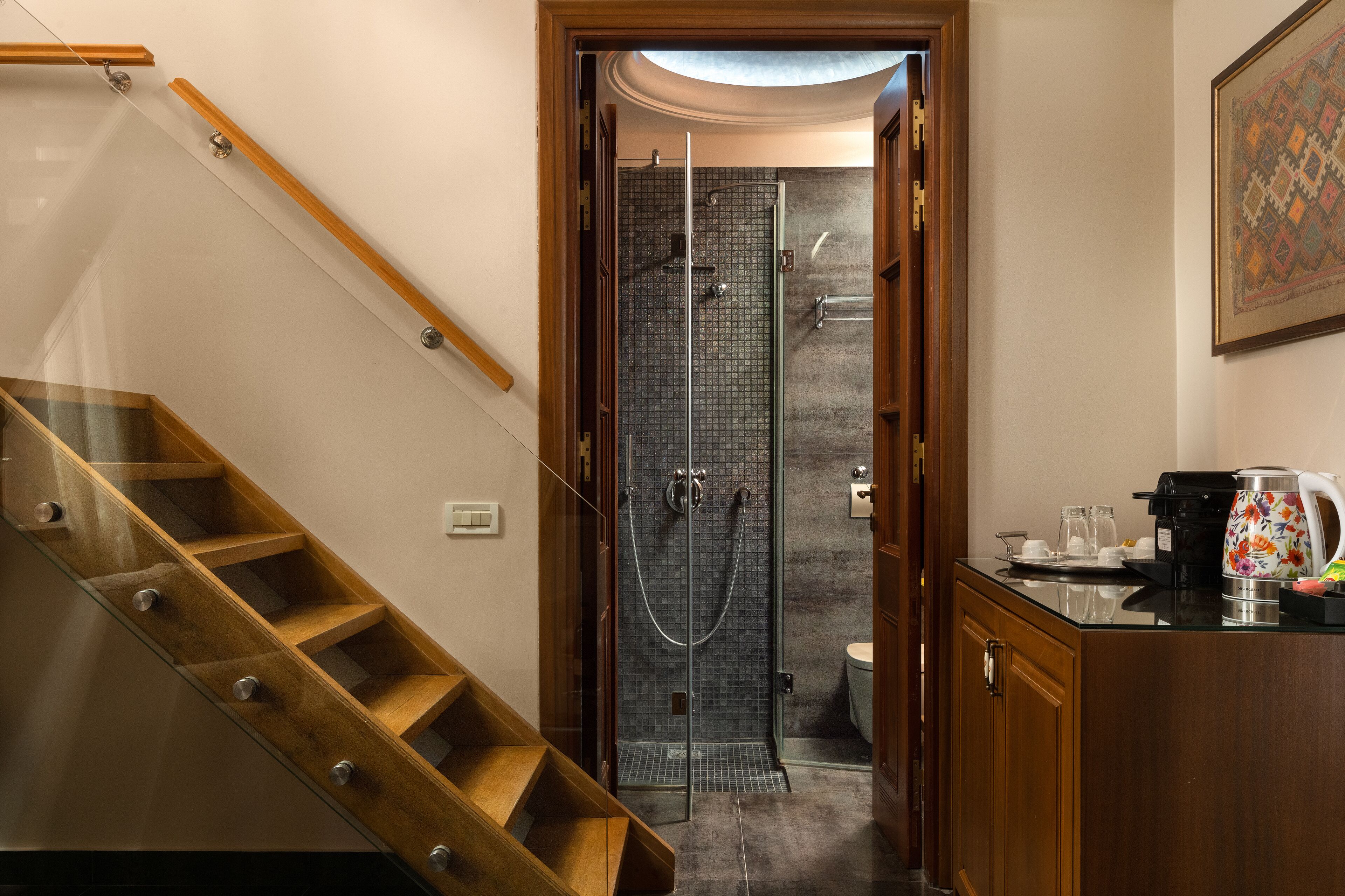 exclusive suite (jasmin) | frette italian sheets, in-room safe, individually furnished, desk