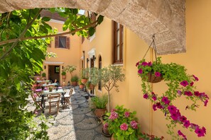 Courtyard - Rodos Niohori Elite Suites (Rhodes)