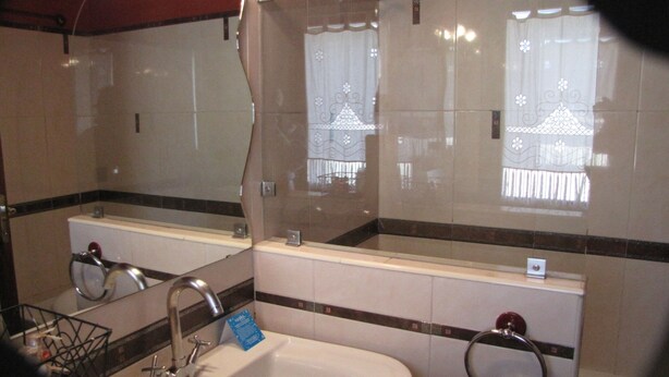 A bathroom with a sink, mirror, and shower. - Me Natural Rooms (Villar de Olalla)