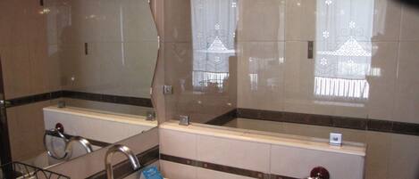 Doppelzimmer | Badezimmer | Duschwanne, Whirlpool, Bidet, Handtücher