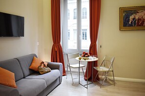 Rom – deluxe | Sengetøy av topp kvalitet, dundyner, minibar og safe på rommet