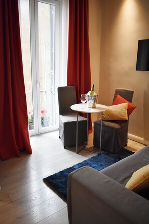 Rom – deluxe, balkong, byutsikt | Oppholdsområde | En 55-tommers Flatskjerm-TV med kabel-kanaler