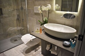 Habitación doble superior | Baño | Ducha y bañera combinadas y cabezal de ducha tipo lluvia