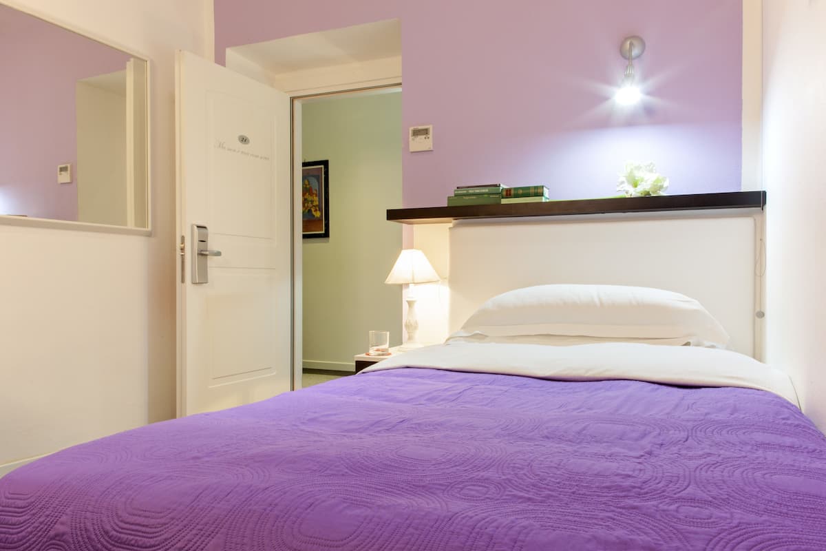 Standaard eenpersoonskamer | 1 slaapkamer, lakens van Egyptisch katoen, luxe beddengoed, een minibar