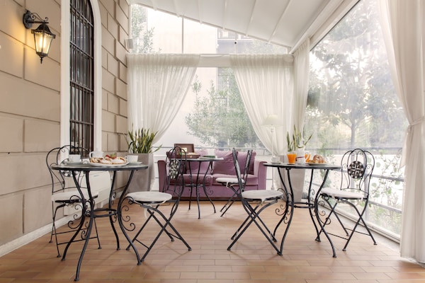 Phục vụ bữa sáng và bữa trưa