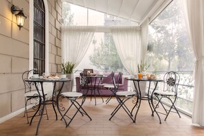 Serve café da manhã e almoço 