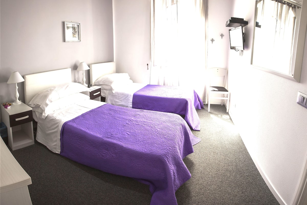 Standaard kamer, 1 twee- of 2 eenpersoonsbedden | 1 slaapkamer, lakens van Egyptisch katoen, luxe beddengoed, een minibar