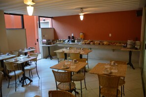 Free daily buffet breakfast - Pousada Praia Bella (Búzios)
