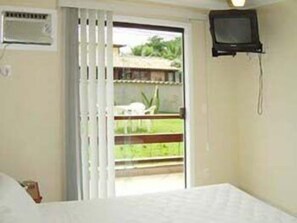 Minibar, in-room safe, blackout drapes, bed sheets - Pousada Praia Bella (Búzios)