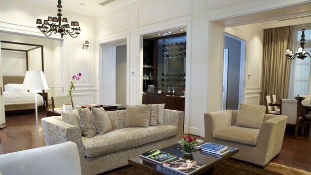 A spacious living room with a sofa, armchairs, a coffee table, and a bookshelf. - Algodon Mansion (Buenos Aires)