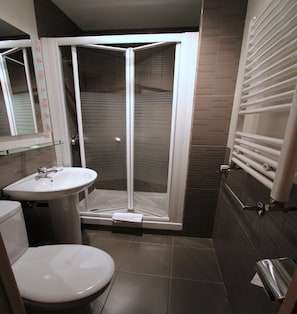 Triple Room | Bathroom | Free toiletries, hair dryer, bathrobes, towels - Hostal Regio (Madrid)