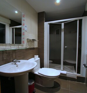 Articles de toilette gratuits, sèche-cheveux, peignoirs