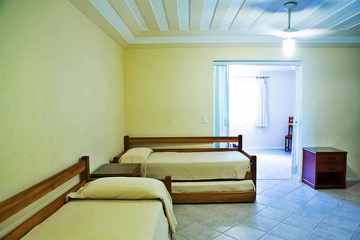 Suite Keluarga | 1 kamar tidur, minibar, brankas, dan seprai linen
