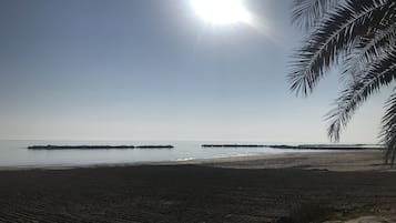 Plage privée, sable blanc, chaises longues, parasols