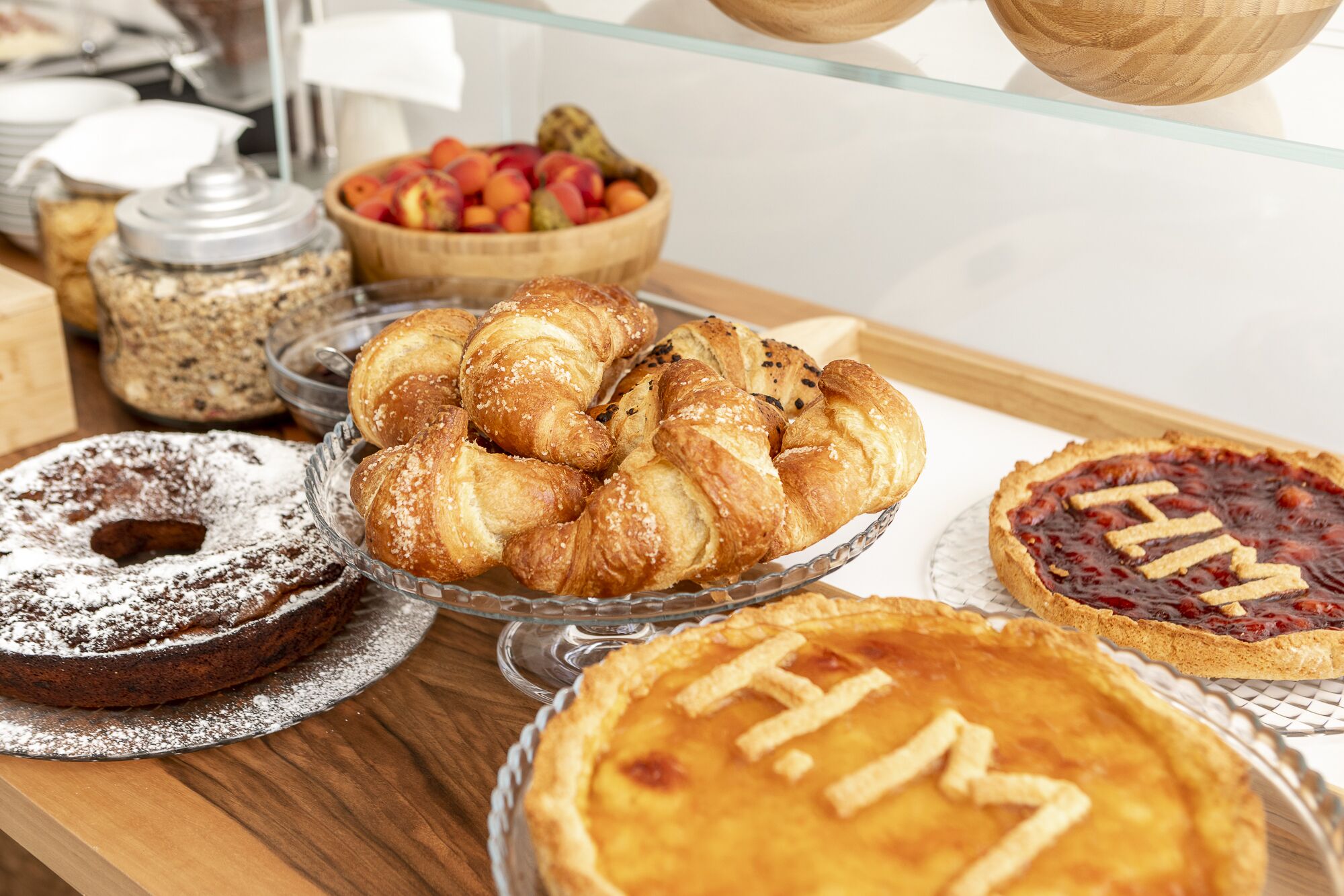 Une variété de produits de boulangerie, notamment des pâtisseries et des tartes, sont exposés.