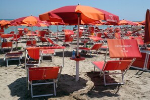 Private beach, white sand, sun-loungers, beach umbrellas - Hotel Mediterraneo (Martinsicuro)