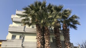 Ein mehrgeschossiges Gebäude mit einer flachen Fassade und Balkonen.