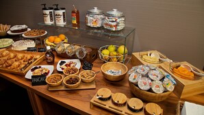 Ein reichhaltiges Frühstücksbuffet mit verschiedenen Speisen und Beilagen.