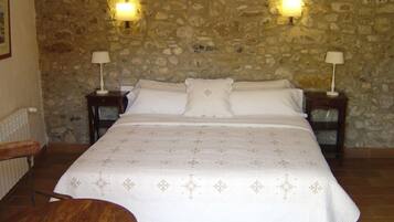 Iron/ironing board, rollaway beds, free WiFi