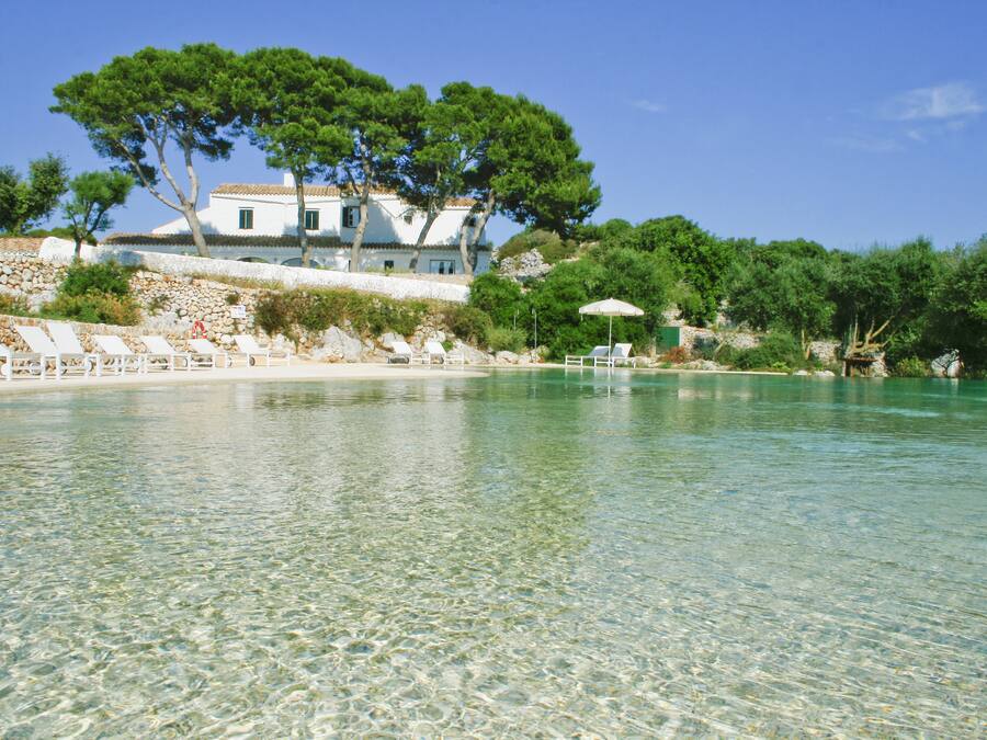 Piscine extérieure, parasols de plage, chaises longues