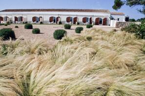 Garden view - Hotel Rural Binigaus Vell (Es Migjorn Gran)