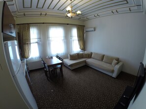 Deluxe Suite | Living area