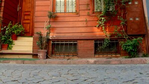 Un edificio de varios pisos con fachada de madera, ventanas grandes y un balcón.
