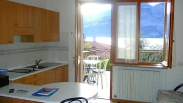Full-sized fridge, coffee/tea maker, electric kettle