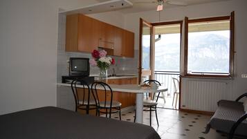 Estudio, balcón, vista al lago | Caja de seguridad en la habitación, escritorio y cunas gratuitas