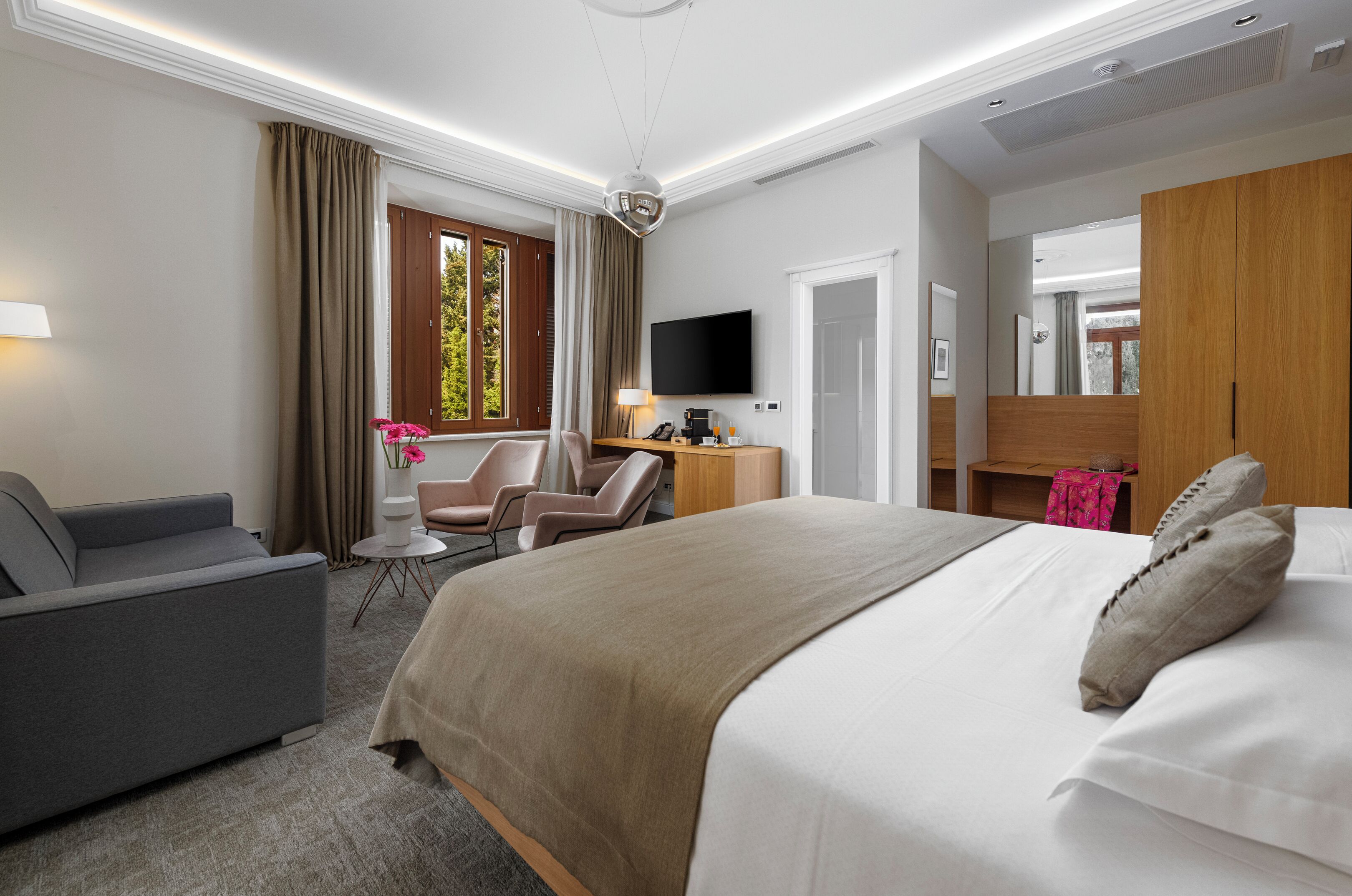 deluxe double room, balcony | 1 bedroom, in-room safe, desk, blackout curtains